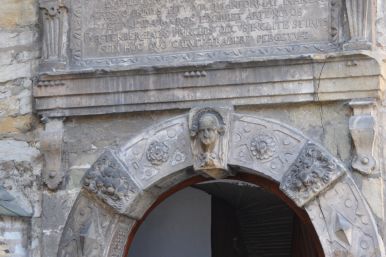 Poortgewelf op de binnenplaats van de Wewelsburg aan de traptoren naar de privévertrekken van prins-bisschop Dietrich von Fürstenberg en de feestzaal in de westelijke vleugel van de burcht.